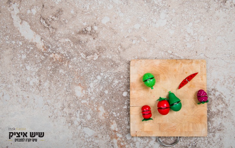 מגוון צבעים, טקסטורות ודגמי שיש באולם התצוגה של שיש איציק