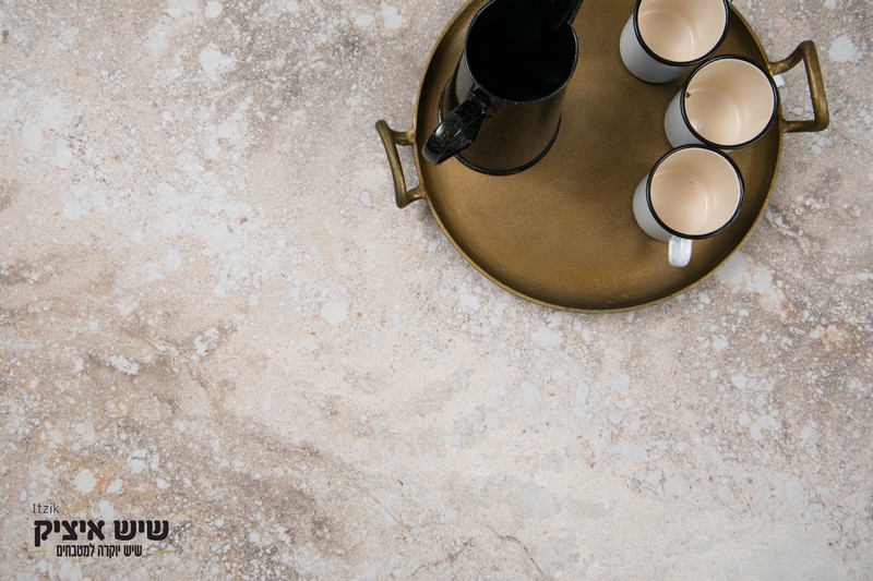 משטחי שיש למטבח בתצוגה של שיש איציק באשדוד – איכות, עיצוב וחדשנות במקום אחד